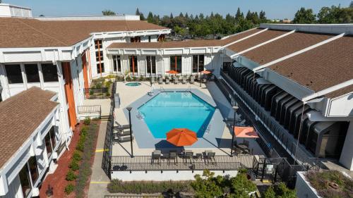 Bazén v ubytování DoubleTree By Hilton Sacramento nebo v jeho okolí