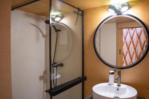 een badkamer met een wastafel en een spiegel bij Jurty Glamping Moje Taghazout in Lubiatowo