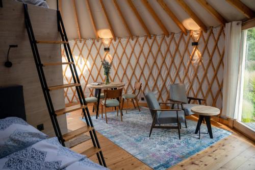 een kamer met een tafel en stoelen in een yurt bij Jurty Glamping Moje Taghazout in Lubiatowo