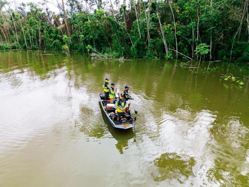 a group of people in a canoe on a river at Pousada Pinima Xperience in Goianesia do Para