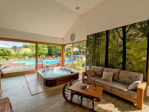 Chambre spacieuse avec balcon et accès piscine chauffée - FR-1-589-701