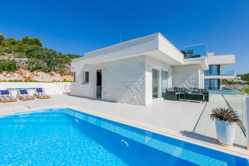 Luxury villa with a swimming pool Seget Donji, Trogir - 22094