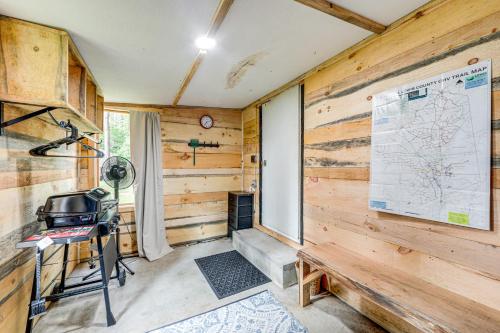 Una cocina o zona de cocina en Snowmobile and ATV Trails On-Site Adirondacks Abode