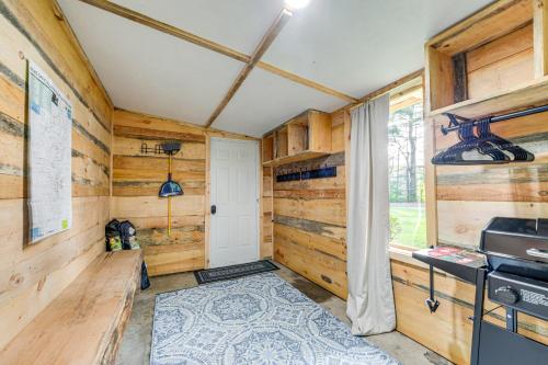 Una cocina o zona de cocina en Snowmobile and ATV Trails On-Site Adirondacks Abode