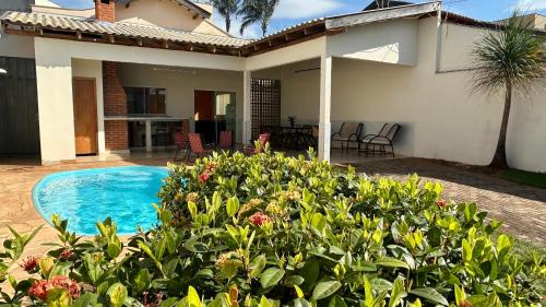 a house with a swimming pool in the yard at Casa Palhano - Piscina & Gourmet in Londrina
