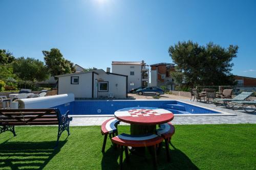 Family-friendly apartments with swimming pool Sukosan, Zadar - 24349