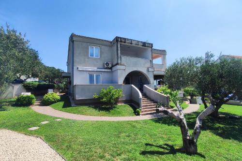 Apartments with parking space Pakostane - Biograd - 24713