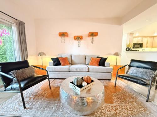 Posezení v ubytování 3BR Retreat in Prime Valley Location 109