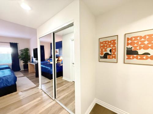 Postel nebo postele na pokoji v ubytování 3BR Retreat in Prime Valley Location 109