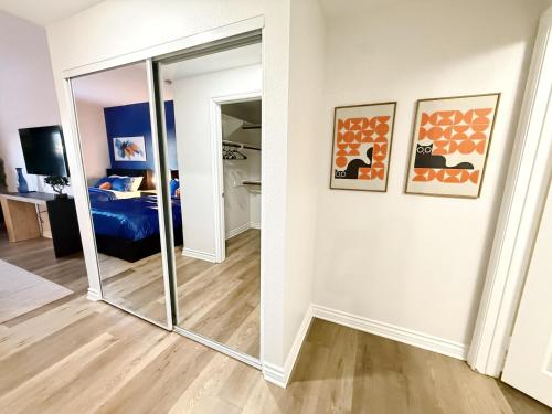 TV a/nebo společenská místnost v ubytování 3BR Retreat in Prime Valley Location 109