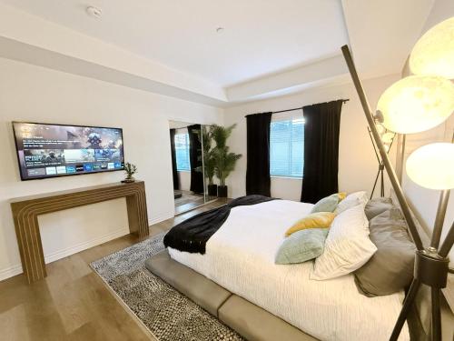 TV a/nebo společenská místnost v ubytování 3BR Retreat in Prime Valley Location 109