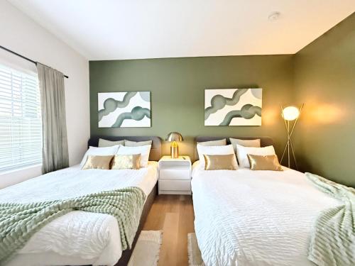 Postel nebo postele na pokoji v ubytování 3BR Retreat in Prime Valley Location 109