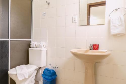 a bathroom with a toilet and a sink at HANNA Amsterdam Hotel & Eventos in Florianópolis