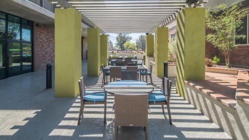 a row of tables and chairs on a patio at Gym Pool Near ASU Sloan Pk WasherDryer Parking in Tempe
