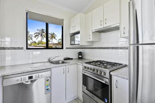Кухня или мини-кухня в Ingenia Holidays Hervey Bay
