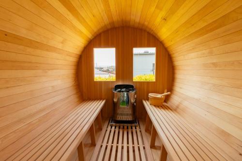 a small sauna with a round window in the middle at BRUCE Luxury House in Izumi-Sano