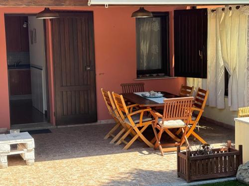アルツァケーナにあるL'appartamento sul mareのパティオ(テーブル、椅子付)