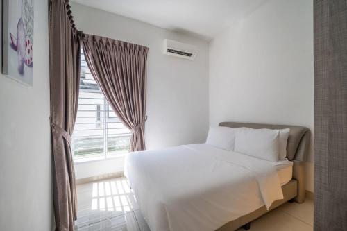 Ένα ή περισσότερα κρεβάτια σε δωμάτιο στο Desaru Twelve Villa