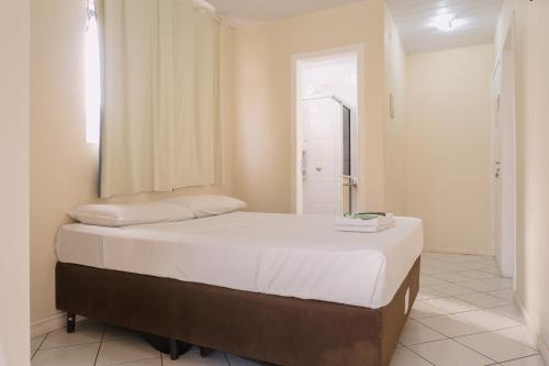a bedroom with a large bed in a room at HANNA Amsterdam Hotel & Eventos in Florianópolis