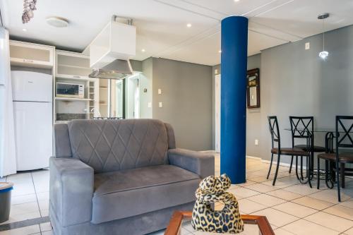 a living room with a chair and a table at HANNA Amsterdam Hotel & Eventos in Florianópolis