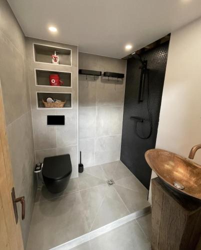 View and Location! tesisinde bir banyo