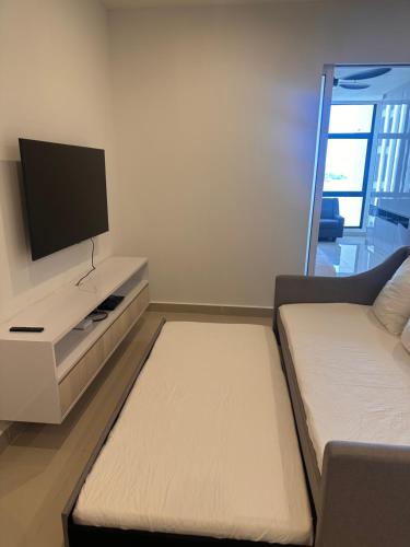 Μια τηλεόραση ή/και κέντρο ψυχαγωγίας στο Coco homes seaview at The Shore