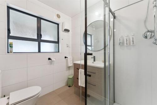 ein Badezimmer mit Toilette und Waschbecken in der Unterkunft The Flax Cottage - National Park Holiday Home in Raurimu Spiral
