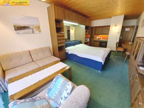 une chambre avec deux lits et un canapé ainsi qu'une cuisine dans l'établissement Studio in Bad Mitterndorf - Steiermark 37017, à Bad Mitterndorf
