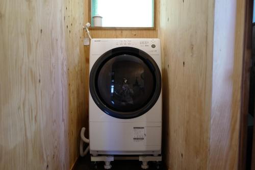 信濃町にあるふなだけの家の窓付きの客室で、洗濯機が備わります。