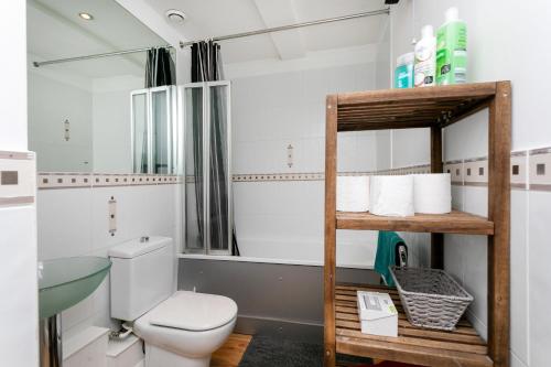 Et badeværelse på City Centre Apartmentt with balcony