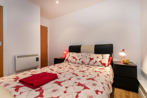 En eller flere senge i et værelse på City Centre Apartmentt with balcony