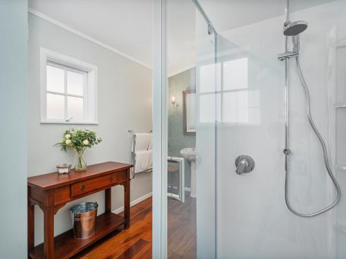 eine Dusche mit Glastür im Badezimmer in der Unterkunft Creed Cottage - Whitianga Heritage Retreat in Whitianga