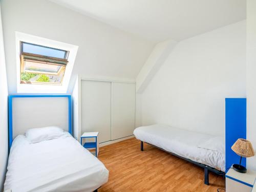 une chambre avec deux lits et une fenêtre dans l'établissement Neat apartment between Deauville and Cabourg, à Auberville