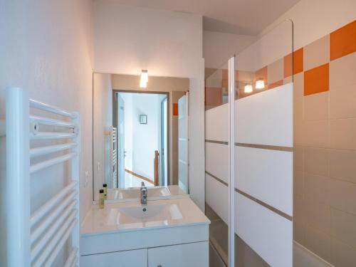une salle de bain blanche avec un lavabo et un miroir dans l'établissement Cottage in France with Balcony or Terrace, à Auberville