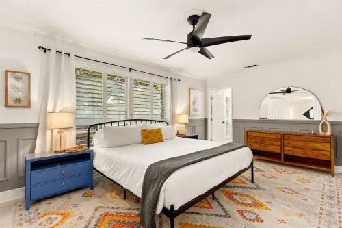 Un dormitorio con una cama y un ventilador de techo. en Pool! Games! Dogs! Space!, en San Antonio