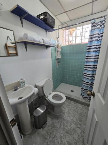 Ένα μπάνιο στο New House in Ciudad Merliot