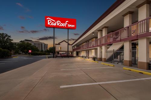 a red roof inn sign in a parking lot at Red Roof Inn Washington, DC in Washington