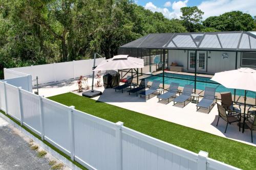 Der Swimmingpool an oder in der Nähe von Luxe Jupiter Home with Pool House, Near Golf and Beach