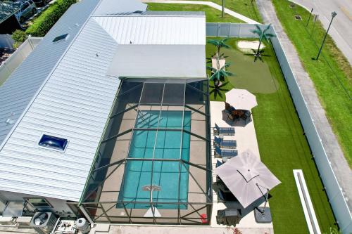 Der Swimmingpool an oder in der Nähe von Luxe Jupiter Home with Pool House, Near Golf and Beach