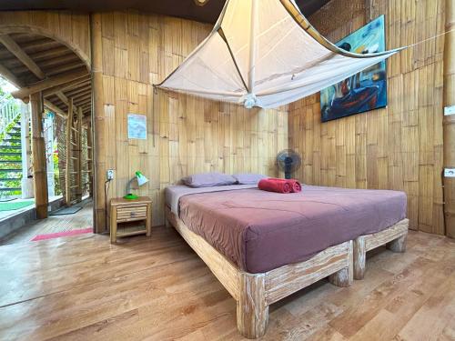 チャングーにあるSerenity Eco Guesthouse - CHSE certifiedの天蓋付きの大きなベッドのある寝室