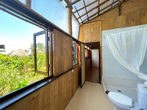 チャングーにあるSerenity Eco Guesthouse - CHSE certifiedのトイレと窓のあるバスルーム