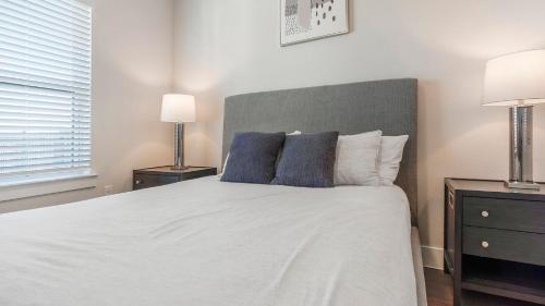 Postel nebo postele na pokoji v ubytování Landing Apartments - Seguin