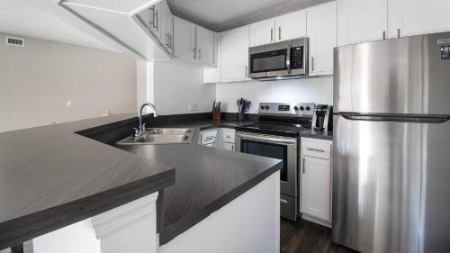 Η κουζίνα ή μικρή κουζίνα στο Landing Apartments - Jacksonville