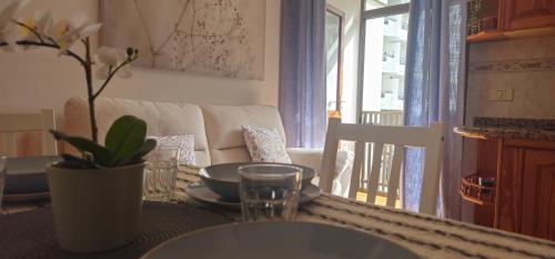 a living room with a table and a couch at Frente a la Plaza del Charco - Mar y vida desde tus 2 balcones in Puerto de la Cruz