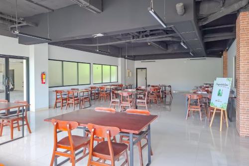 Restaurace v ubytování Sans Vibes D'Nawasena Solo Baru