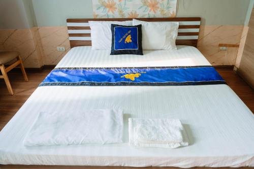 a large white bed with two towels on it at Điêu Thuyền Motel 199VTK in An Khê