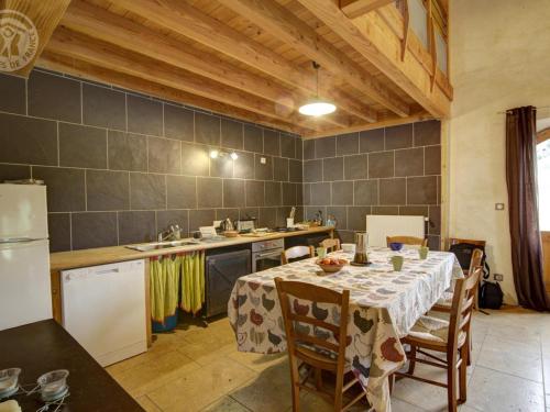 Dapur atau dapur kecil di Gîte 3 chambres avec terrasse, jardin et équipements bébé - FR-1-496-190