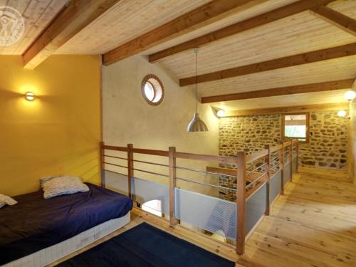 Katil atau katil-katil dalam bilik di Gîte 3 chambres avec terrasse, jardin et équipements bébé - FR-1-496-190