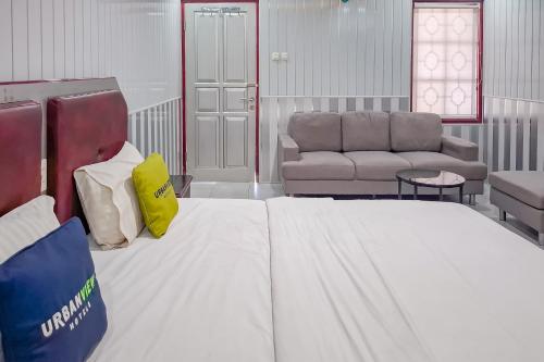 Urbanview Hotel Executive Residence Semarang by RedDoorzにあるシーティングエリア