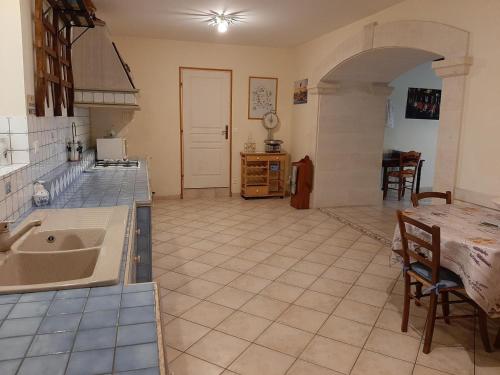 Kuchyň nebo kuchyňský kout v ubytování Gîte familial avec jardin, cheminée et équipements bébé – Bellevigne, Charente - FR-1-653-149